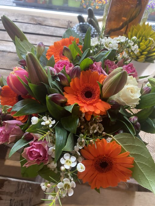 Bij Bloemen Van Gucht hebben we een breed scala aan bloemstukken en boeketten voor elke gelegenheid, of het nu gaat om een verjaardag, jubileum of gewoon om uw huis op te fleuren.