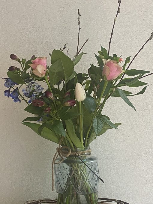 Bestel nu een prachtig boeket met roze en blauwe bloemen inclusief vaas bij Bloemen Van Gucht